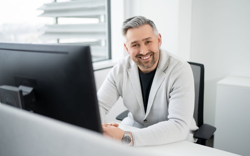 Julius Lisauskas. Dirbtinis intelektas ir kibernetinis saugumas: tarp inovacijų naudos ir pavojų Tarptautinė technologijų tyrimų ir konsultacijų bendrovė "Gartner" prognozuoja, kad pasaulinės išlaidos dirbtinio intelekto (DI) technologijoms ir su jomis susijusioms paslaugoms 2026 m. sieks apie 2,33 trln. eurų, o 2027 m. išaugs net iki 3,18 trln. eurų. Šios sumos aiškiai indikuoja, kad DI sprendimai jau tapo neatsiejama organizacijų dalimi ir ateityje dar labiau įsitvirtins įvairiose korporatyvinėse "eilutėse". Vis dėlto, kuo daugiau procesų patikėsime skaitmeninėms technologijoms bei automatizavimui – tuo svarbesnis tampa jų patikimumas, duomenų vientisumas ir kibernetinis atsparumas.