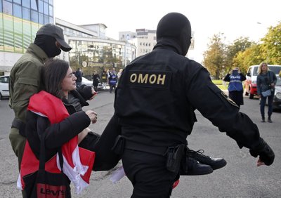 OMON pareigūnai sulaiko protestuotoją