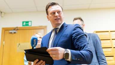 Benkunskui trūko kantrybė: su juodais vokais atvyko prie Seimo narių pašto dėžučių 