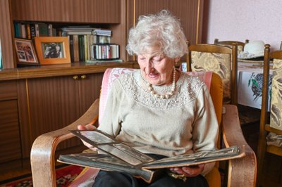 Ponios Veronikos saugomuose fotografijų albumuose – prisiminimai apie sunkius išgyvenimus ir šviesūs artimųjų veidai