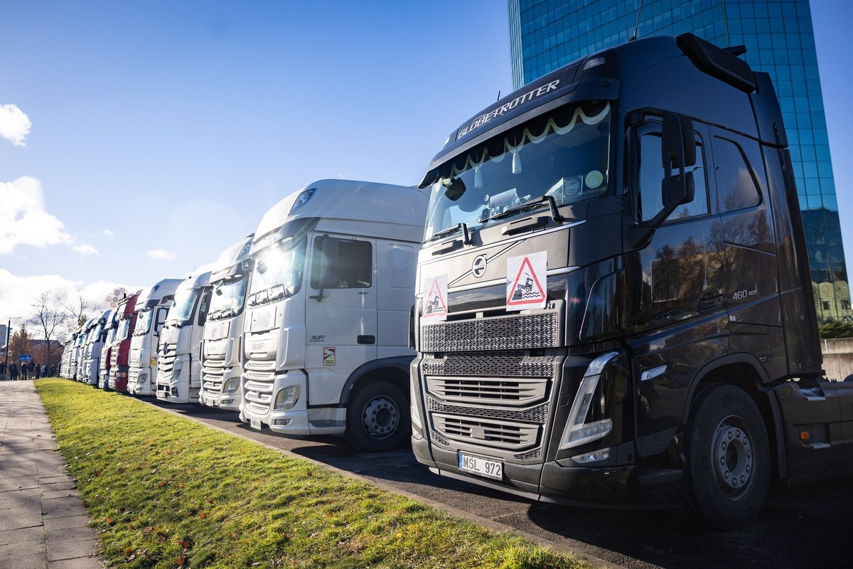 Lukashenko authorises release of Lithuanian trucks