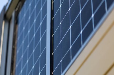 Triukšmo slopinimo sienelė su saulės elektrine