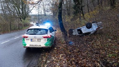 В Вильнюсе с дороги съехал и перевернулся автомобиль Lexus