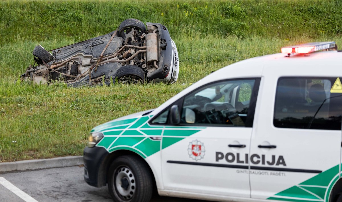 Apsivertė nuo kelio nulėkęs BMW 