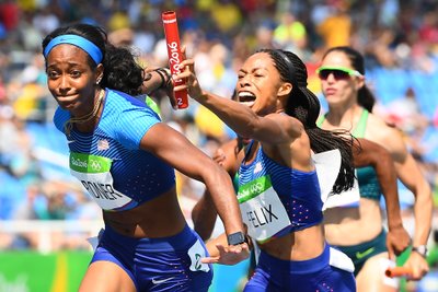 Allyson Felix bando sugriebti perduodamą lazdelę