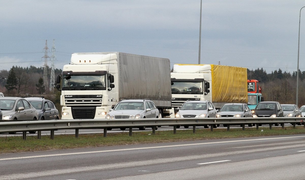 Automagistralėje ties Kaunu – įspūdingo ilgio automobilių spūstis