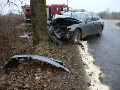 Šiuo BMW automobiliu lėkęs kontrabandines cigaretes gabenęs 30 metų. vyras kelionę baigė atsitrenkęs į medį, kai bėgo nuo pareigūnų