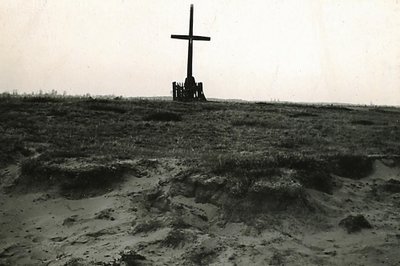 Kaimo kapinės, vadinamos Maro kapeliais. // Vlado Šaulio nuotr., 1956 m.