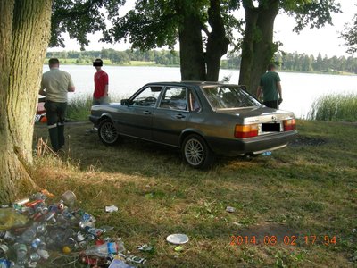 Šias automobilis stovėjo per arti kranto