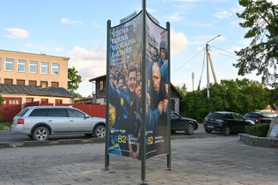 Aukoti Ukrainai kviečia plakatai, kuriuose – laukiamos ateities vaizdai su nugalėtu Putinu