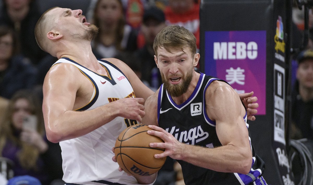 Domantas Sabonis (su kamuoliu), Nikola Jokičius, „Kings“ ir „Nuggets“ rungtynės