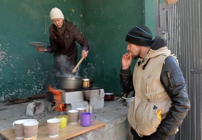 Moteris Charkive gaminasi maistą. Mieste tuo metu buvo nutrūkęs dujų tiekimas