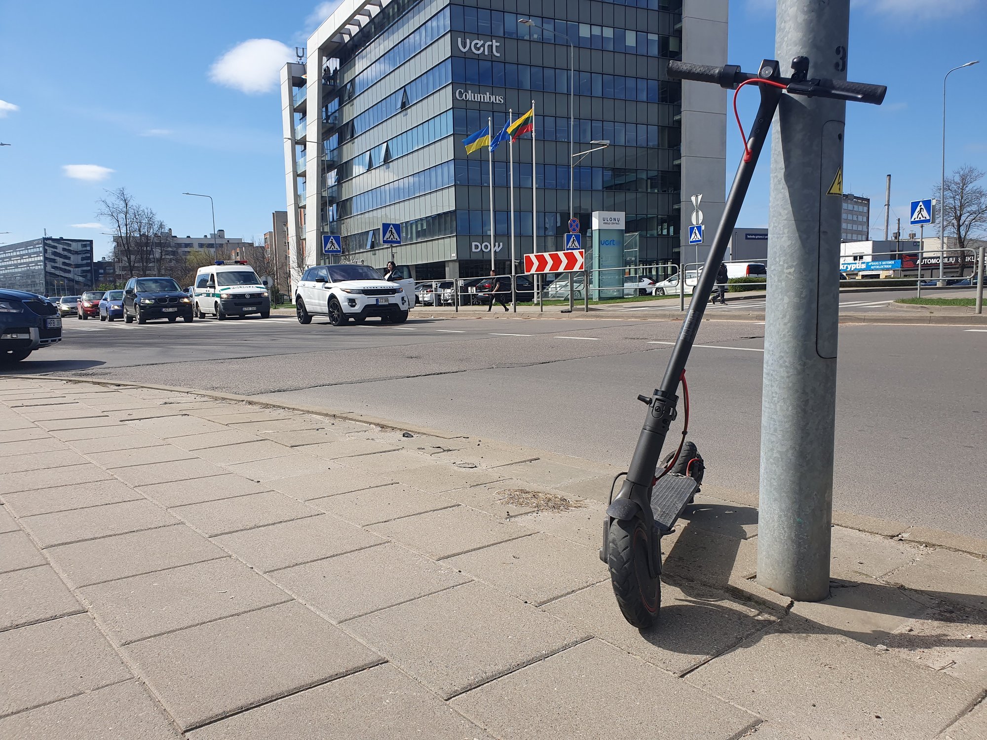 Šiltas ruduo pratęsė paspirtukų sezoną: draudikai perspėja dėl traumų ...