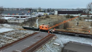 Į Lietuvą pristatyti „Rail Baltica“ bėgiai: kaip atrodo 2400 tonų krovinys?