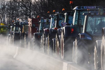 Protestuojantys ūkininkai Belgijoje blokuoja greitkelį