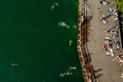 Karštomis vasaros dienomis vilniečiai vėsinasi Balsio ežere