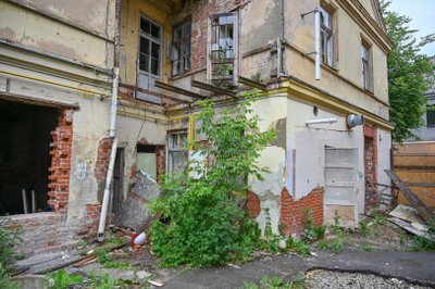 Savivaldybei ir teismams neprivertus šio namo šeimininkų tvarkytis, dabar tuo užsiims antstolis, įspėjantis apie pirmininkei gresiančią solidžią baudą.