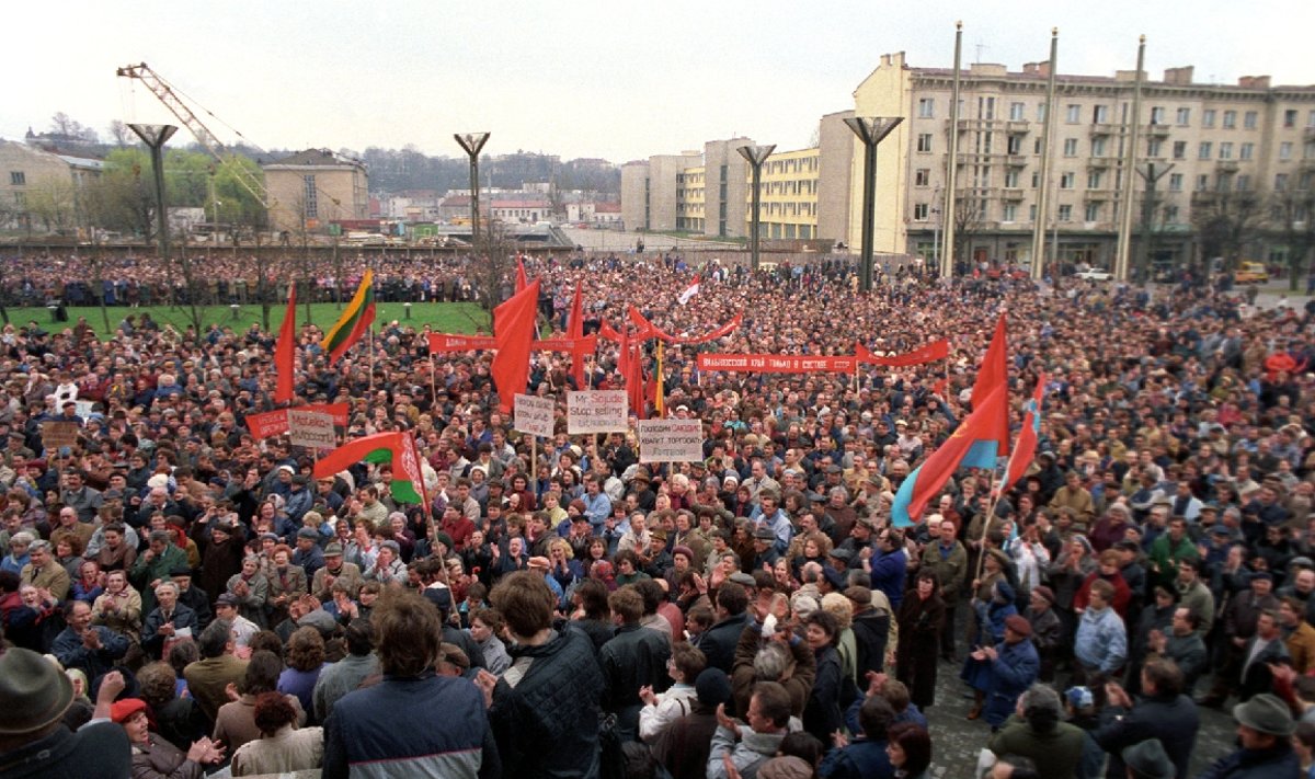 us, 1990 m. kovo 4 d. (ELTA). Platformininkų mitingas prie Aukščiausiosios Tarybos pastato. 