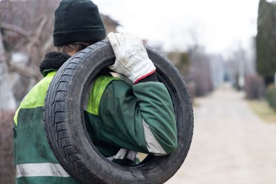 Keičiant automobilių padangas autoservisuose, juose galima nemokamai palikti tiek padangų, kiek keičiama