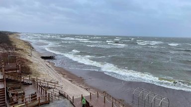 Lietuvoje siautėja galinga audra: virsta medžiai, sutriko traukinių eismas, apie 12 tūkst. vartotojų neturi elektros