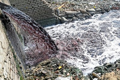 Į Burigangos upę Dakoje (Bangladešas) leidžiamas tekstilės pramoninių nuotekų vanduo