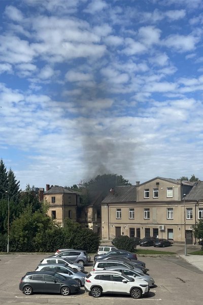 Gyventojų nuogąstavimai išsipildė: penktadienį ugniagesiai gelbėtojai skubėjo į Vasario 16-osios gatvės penktuoju numeriu pažymėtą pastatą vaiduoklį. Įtariama, kad čia šmirinėjantys paaugliai galėjo padegti šiukšles ir seną patalynę (Socialinių tinklų nuotr.)