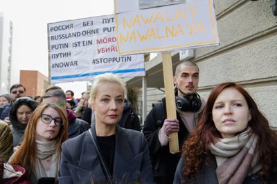 Julija Navalnaja prie Rusijos ambasados Berlyne