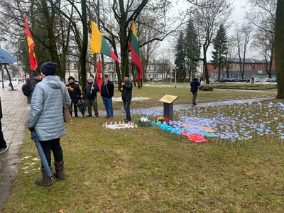 Šiandien, viename iš Laisvės gynėjų dienai skirtame renginių, kuris vyko Panevėžyje esančiame Sausio 13-osios skvere, kilo konfliktas tarp mokyklinukų ir prieštaringai vertinamų panevėžiečių, vadinamųjų „maršistų“