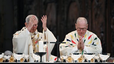 Ar tikrai Paryžiaus arkivyskupo liturginiuose drabužiuose matomi masonų simboliai? 