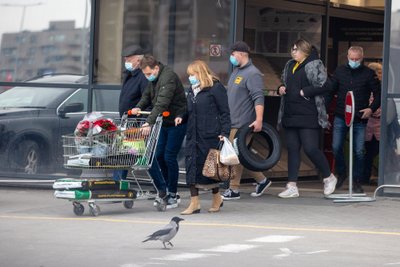 Pirkėjai prie prekybos centrų Vilniuje