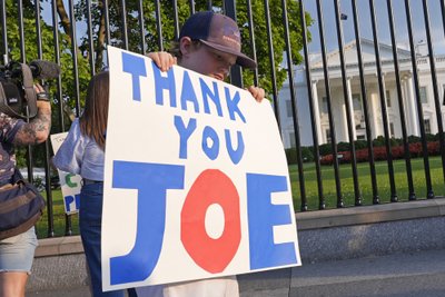 Joe Bidenas traukiasi iš prezidento rinkimų kovos