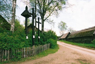 Zervynų kaimo centre esantys trys garsieji kryžiai