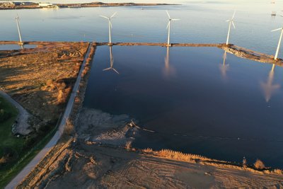 Prie Danijos krantų laivas šalina uoste iškastą gruntą