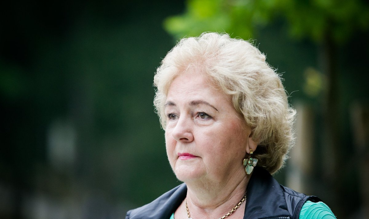 Сексуалды ойын-сауық бейнелері Көйлектерін көтеріп тұрған қыздар суреті