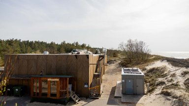 Garsus verslininkas įklimpo dėl nelegalių statybų Nidos paplūdimyje: inspektorius bandė įvelti į savo žaidimą