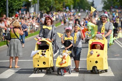 Vaikiškų vežimėlių paradas Latvijoje