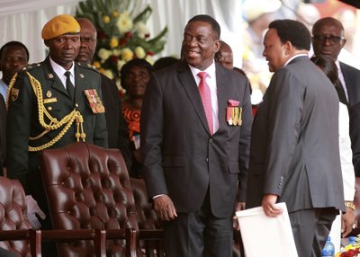 Emmerson Mnangagwa (centre)