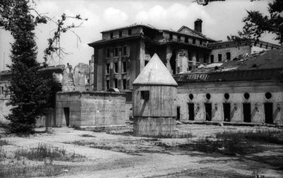 Buvusios Reicho kanceliarijos pastatas ir antžeminiai Hitlerio bunkerio statiniai. 1947 m.