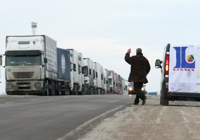 Lietuvos vežėjai įstrigo eilėse Latvijos Rusijos pasienyje. K.Vanago nuotr.