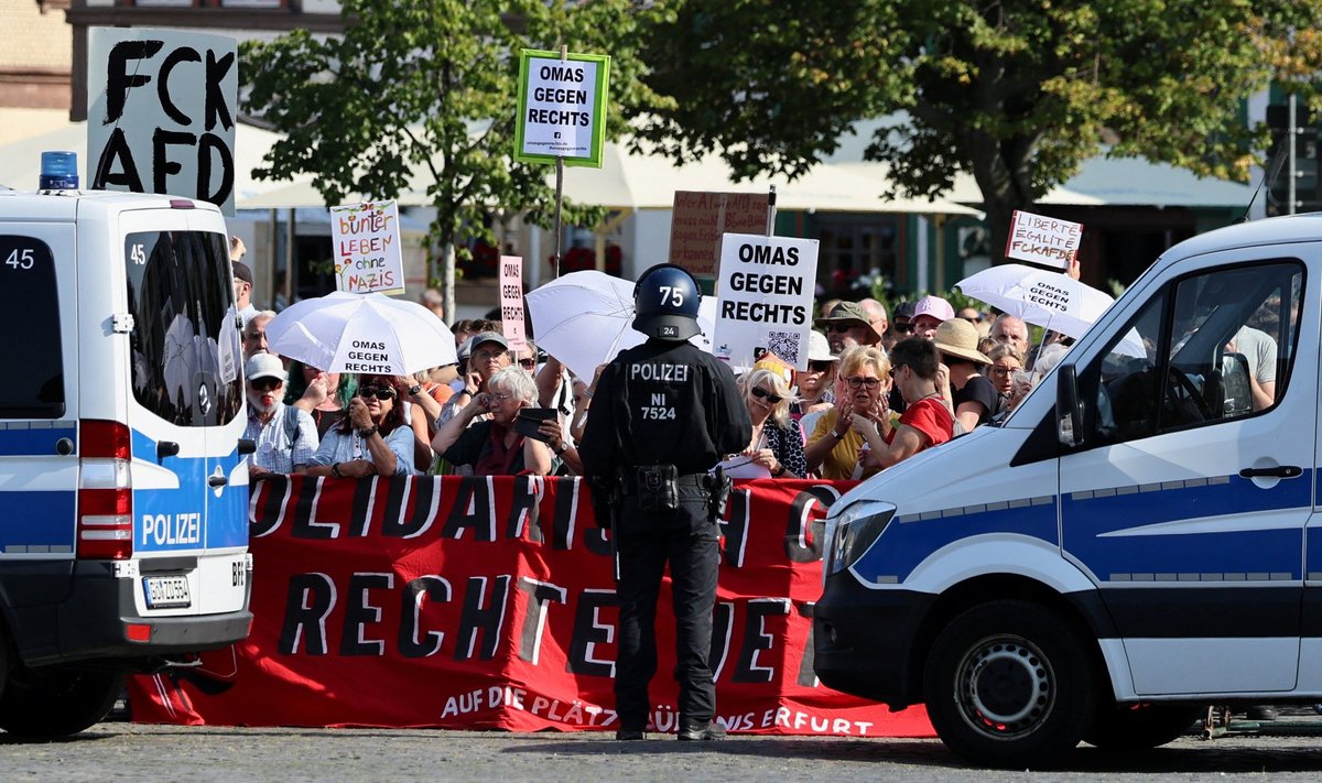 Demonstrantai, kuriuos į protestą kvietė aljansas „Auf die Plätze“, žygiavo per miesto centrą