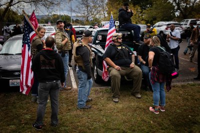 Keli šimtai „Proud Boys“ ir kitų panašių grupių narių susirinko į mitingą Delta parke, Portlande, Oregone, 2020 m. Rugsėjo 26 d.