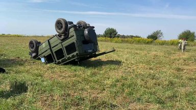 Tiesiogiai iš įvykio vietos: apvirto karių automobilis, nukentėjo trys žmonės