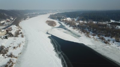 Kauno rajone baiminamasi pavasarinio potvynio: statant tiltą per Nerį susiaurėjo upės vaga