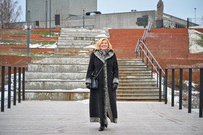 Kai sūnūs užaugo ir atsirado daugiau laisvo laiko, Gitana Jablonskienė į rankas paėmė žirkles, adatą ir senus, nebenešiojamus drabužius. Iš jų sukurta originali apranga panevėžietę išskiria iš minios. (P. Židonio nuotr.)