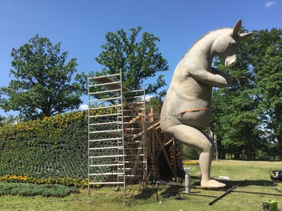 9 metrų vyro su asilo galva monumentas, pagamintas Pakruojo dvarui (Martyno Gaubo asm. archyvo nuotr.)