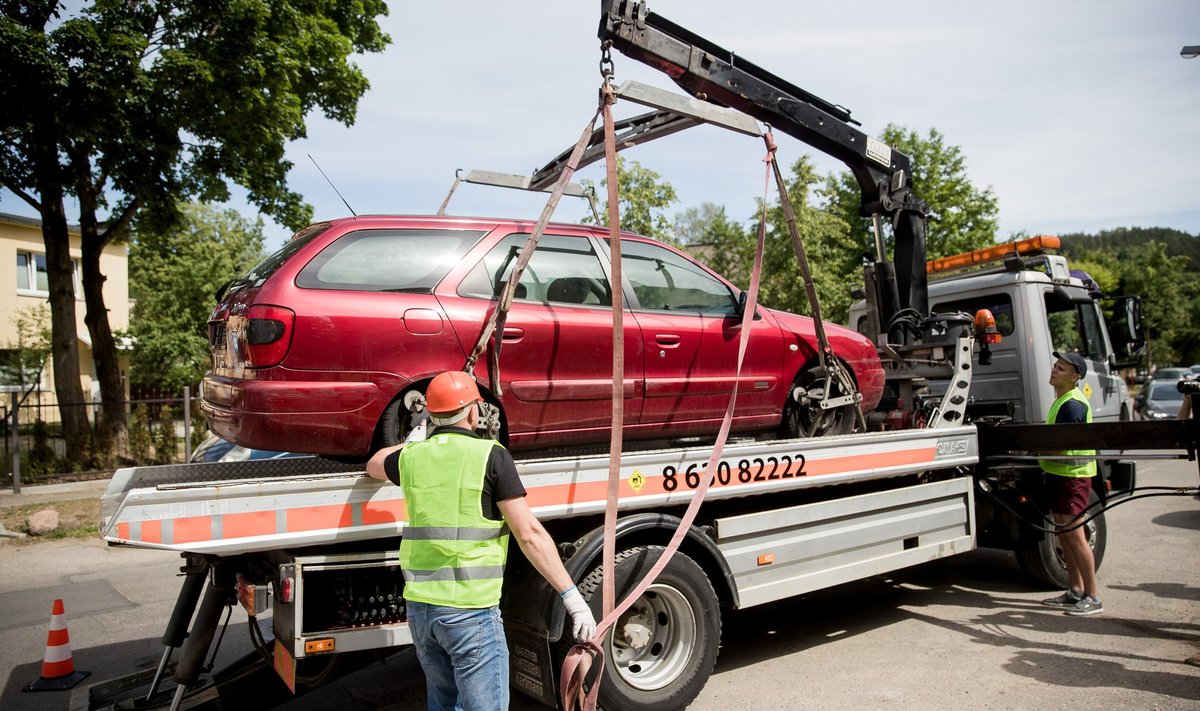 Bešeimininkio  automobilio nutempimo darbai