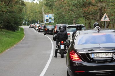 Eilėje į keltą – eismo taisykles pažeidžiantys motociklininkai ir vietiniai „gudruoliai“
