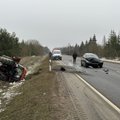 Ехавший из Вильнюса в Тракай BMW врезался в трактор, сообщают о пострадавших