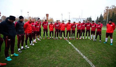 Maskvos "Spartak" futbolininkai tylos minute pagerbia 1982 metais žuvusius fanus