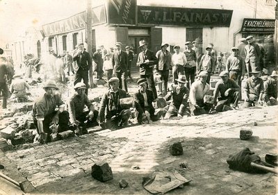 Vilniaus gatvėje vyksta grindinio klojimo darbai, Kaunas. Kauno miesto muziejaus (LIMIS) nuotr.